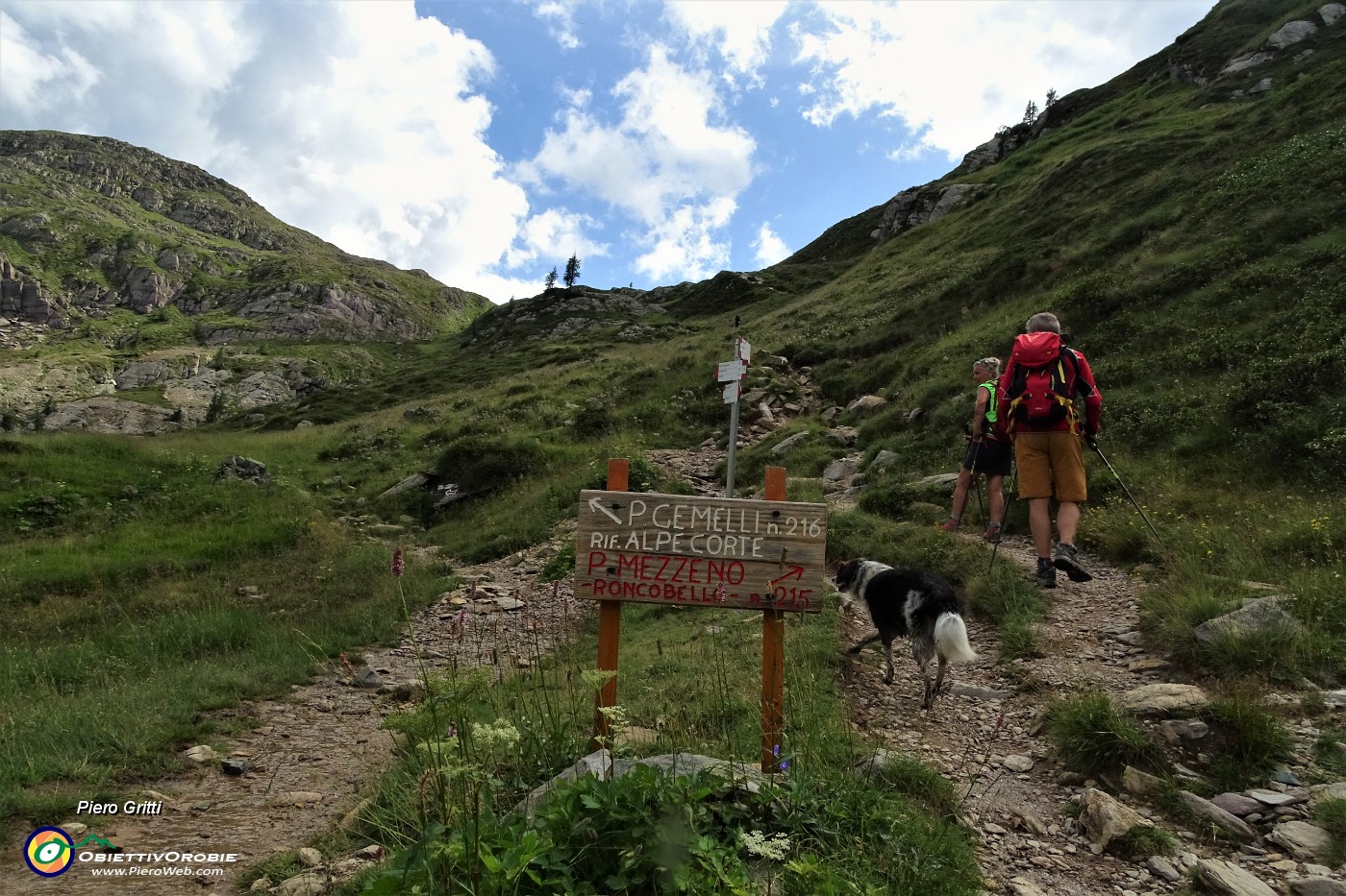92 Sul sent. 215 saliamo al Passo di Mezzeno.JPG